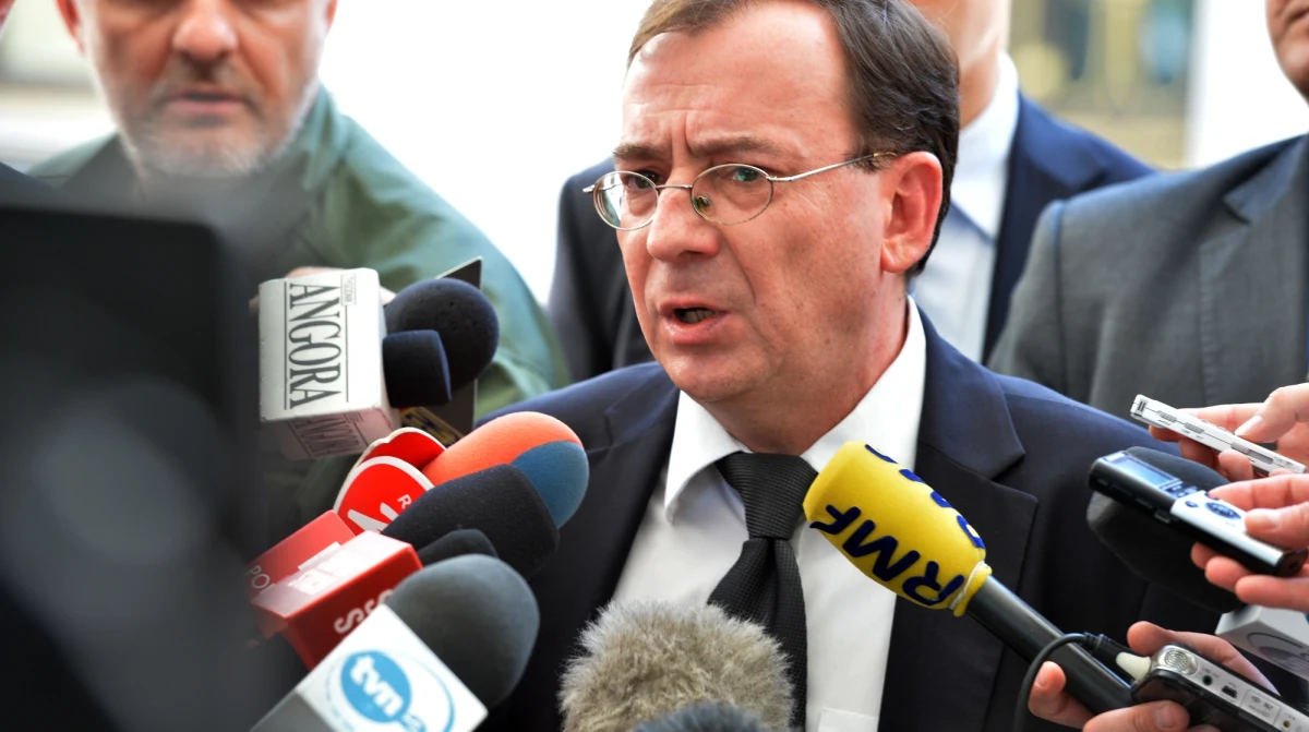 Ja oczywiście doskonale wiem, że polityka jest tak naprawdę wielką grą, na którą dają się nabierać tylko "maluczcy", ale jej uczestnicy, zwłaszcza najważniejsi, powinni jednak dbać o zachowanie choćby pozorów autentyczności.