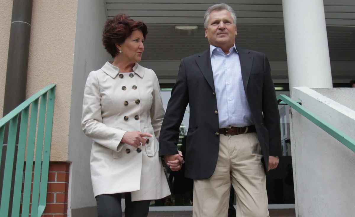 "Premier Donald Tusk nie tylko wiedział o akcji CBA przeciwko Kwaśniewskim, ale nawet pochwalił za nią agentów Biura!" - pisze "Fakt". "Zgodę na operację specjalną mającą udowodnić byłemu prezydentowi i jego żonie machlojki finansowe wydał minister sprawiedliwości Andrzej Czuma z PO" - podkreśla. 