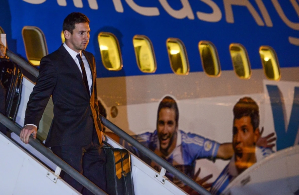 "Nie mam wątpliwości, że Złotą Piłkę zamieniłbym na zwycięstwo na mundialu. Indywidualne wyróżnienia nie znaczą dla mnie tak dużo, jak tytuły zdobywane z zespołem" - stwierdził pomocnik reprezentacji Argentyny Leo Messi. Dodał, że jego jego zespół ma dużą szansę na zwycięstwo w Brazylii.