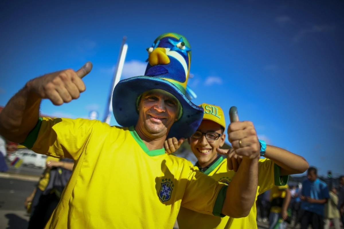 Miłośnicy piłki nożnej od dzisiaj aż przez 32 dni mają swoje święto. W Brazylii ruszają mistrzostwa świata w piłce nożnej. Ceremonia otwarcia rozpocznie się o 20.15 czasu polskiego na stadionie w Sao Paolo, a mecz o 22.  Finał  zmagań zaplanowano na 13 lipca na słynnej Maracanie w Rio de Janeiro.