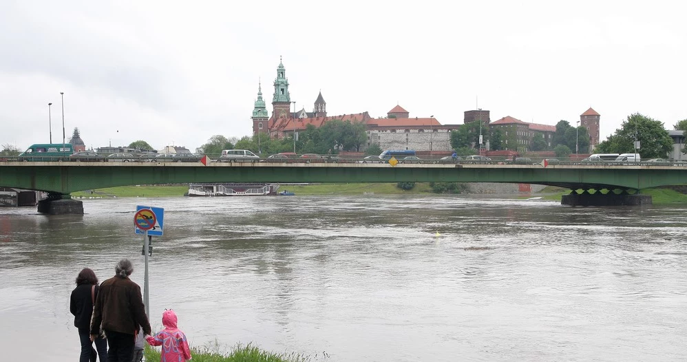 Wezbrane wody Wisły w Krakowie podczas majowej powodzi