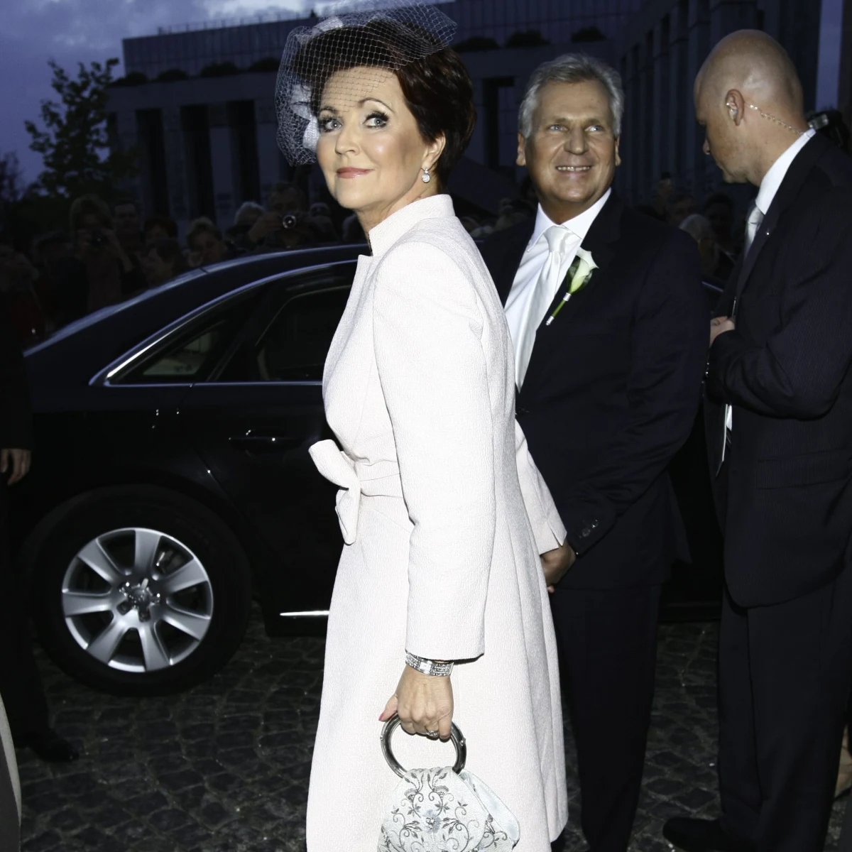 Jolanta i Aleksander Kwaśniewscy zaprzeczyli w wydanym właśnie oświadczeniu, by dokonywali zakupów ze środków pochodzących z nieudokumentowanych źródeł. Podkreślili, że dotyczące ich działania CBA były nielegalne. "Nie pierwszy raz jesteśmy ofiarami brutalnych ataków politycznych ze strony pana Mariusza Kamińskiego i osób z nim związanych" - napisali w oświadczeniu.