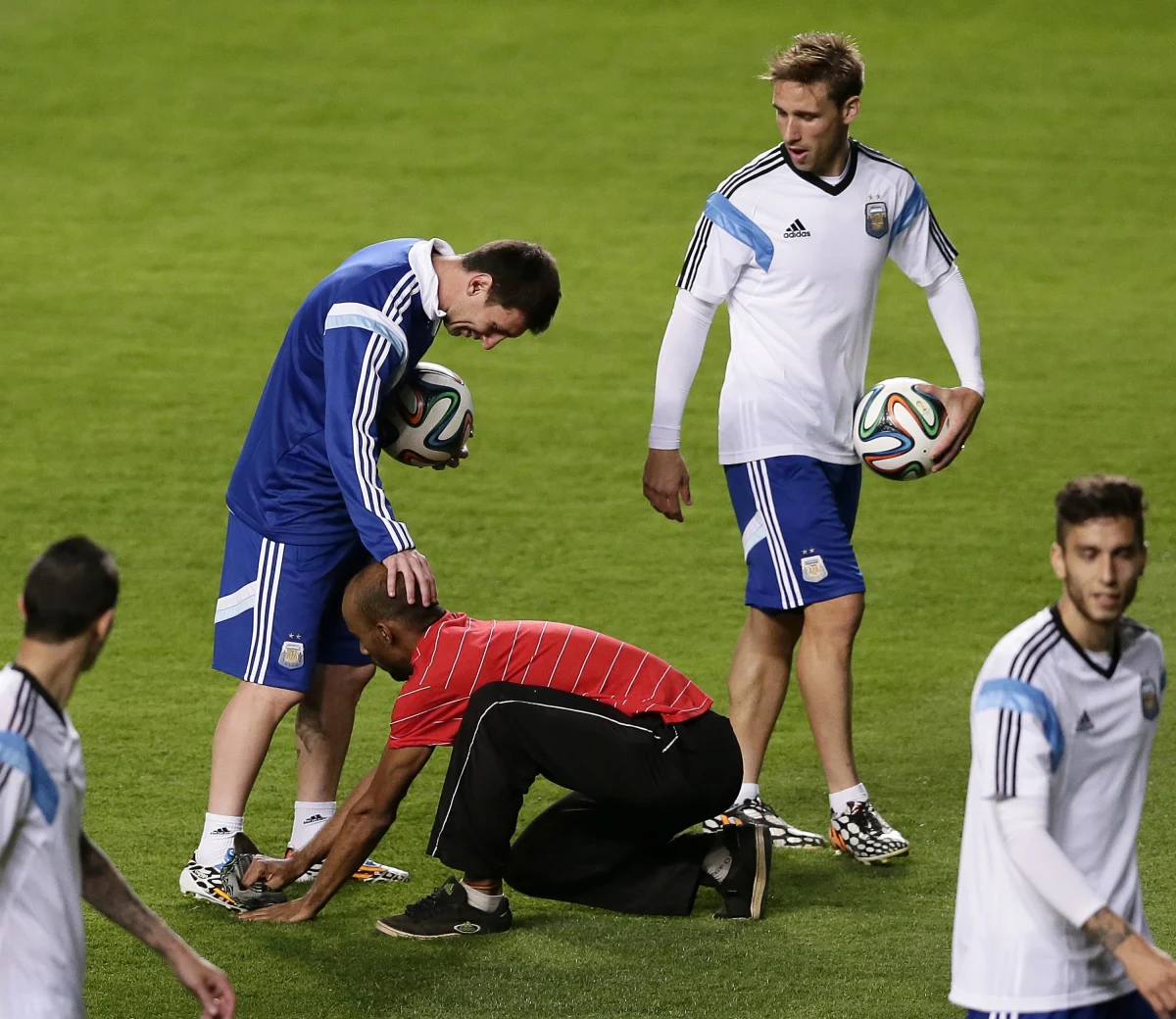 Kilkunastu kibiców zakłóciło trening piłkarskiej reprezentacji Argentyny w Belo Horizonte. Wtargnęli na murawę i dotarli do zawodników zanim ochrona zdążyła zareagować. Jeden z fanów uklęknął przed Lionelem Messim i zaczął mu polerować buty. Inni zabrali jedną z piłek treningowych i uciekli.