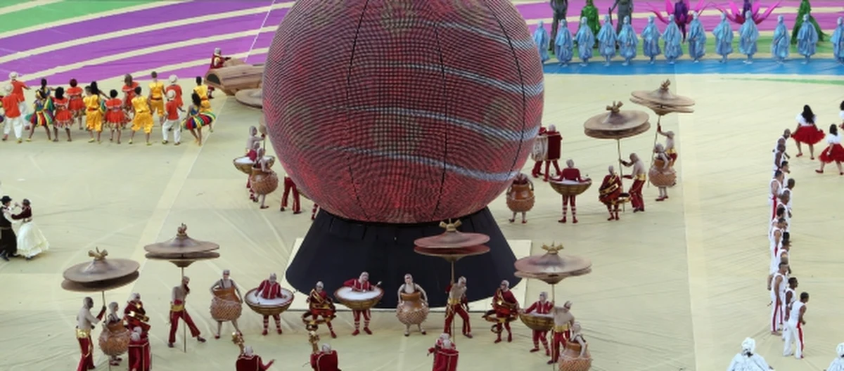 Tak, zaczęło się! I potrwa miesiąc, do 13 lipca. Mistrzostwa świata w piłce nożnej. Raj dla kibica - 64 mecze. Niestety, spotkania rozgrywane są wieczorem albo w nocy. Drogie panie, czy pozbyłyście się już telewizorów z sypialni?:) Bo jak oddać się objęcia Morfeusza bądź partnera, gdy piłka w grze… 