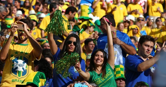Przed pierwszym meczem piłkarskich mistrzostw świata w Brazylii, w którym gospodarze podejmą Chorwację, na ulicach Sao Paulo trwają manifestacje przeciwników mundialu. Tysiące kibiców pokazują jednak, że turniej ma też drugie, bardziej radosne oblicze. 