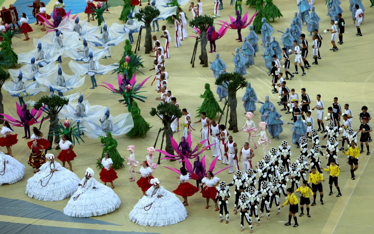 Skromną ceremonią otwarcia na stadionie w Sao Paulo rozpoczęły się piłkarskie mistrzostwa świata w Brazylii. Jednak w Polsce kibice jej nie obejrzeli z powodu usterki. Początek mundialu to również starcia z policją. Brazylijczycy protestowali przeciwko ogromnym wydatkom na organizację piłkarskiego święta. 
