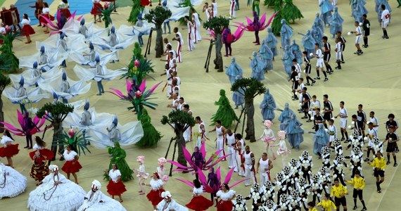 Skromną ceremonią otwarcia na stadionie w Sao Paulo rozpoczęły się piłkarskie mistrzostwa świata w Brazylii. Jednak w Polsce kibice jej nie obejrzeli z powodu usterki. Początek mundialu to również starcia z policją. Brazylijczycy protestowali przeciwko ogromnym wydatkom na organizację piłkarskiego święta. 