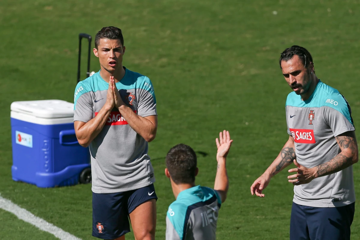 Piłkarz reprezentacji Portugalii Cristiano Ronaldo skrócił czwartkowy trening na stadionie w Campinas i opuścił boisko, mając lewy staw kolanowy owinięty torbą pełną kostek lodu.  