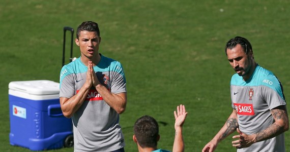 Piłkarz reprezentacji Portugalii Cristiano Ronaldo skrócił czwartkowy trening na stadionie w Campinas i opuścił boisko, mając lewy staw kolanowy owinięty torbą pełną kostek lodu.  