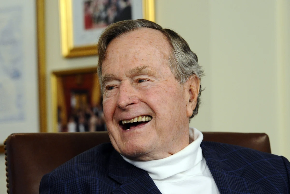 George H.W. Bush uczcił swoje 90. urodziny skokiem ze spadochronem. Jest nie tylko najstarszym żyjącym, ale i najpopularniejszym byłym prezydentem USA ostatniego półwiecza.