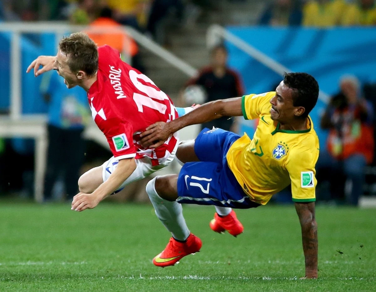 Brazylia wygrała 3:1 mecz z Chorwacją - inauguracyjne spotkanie piłkarskich mistrzostw świata. Na listę strzelców dwukrotnie wpisał się Neymar. Trzecią bramkę dla gospodarzy strzelił Oscar.