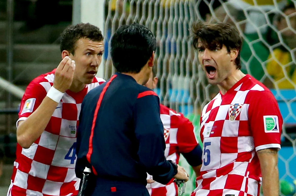 Chorwackie media kipią ze złości po inauguracyjnej porażce z Brazylią 1:3 w piłkarskich mistrzostwach świata. Japoński arbiter Yuichi Nishimura, który podyktował wątpliwego karnego dla gospodarzy, prześmiewczo został uznany MVP, czyli postacią numer 1 meczu. "Fred przyjął piłkę w polu karnym, a za nim był Dejan Lovren. Brazylijczyk upadł, zaś japoński sędzia wskazał na biały punkt oddalony 11 metrów od bramki. To kradzież na oczach całego świata" - opisywał sytuację z 70. minuty dziennik "24sata".