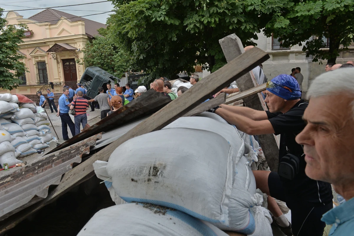 Tak jak Finlandia od Stalina linią Mannerheima, tak Ukraina powinna odgrodzić się od Putina murem - oto propozycja Ihora Kołomojskiego, oligarchy i gubernatora obwodu dniepropietrowskiego. Z tą propozycją Kołomojski zwrócił się do nowego ukraińskiego prezydenta i obiecuje, że większość wydatków na jej zrealizowanie zostanie pokrytych z dobrowolnych datków.