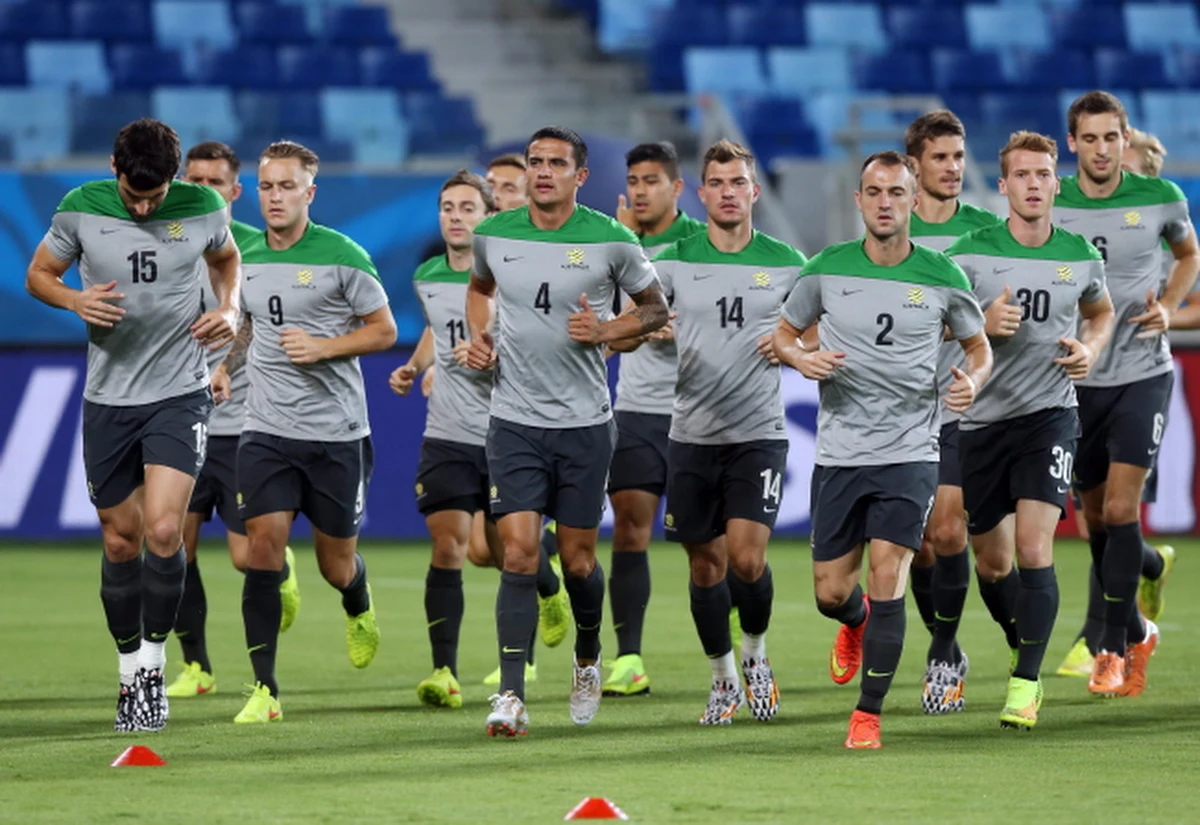 Piłkarze Chile przystępowali do meczu w roli faworytów, tym bardziej, że w składzie wyjściowym pojawił się ich lider Arturo Vidal. Piłkarz Juventusu Turyn przeszedł 9 maja operację kolana i do końca nie wiadomo było, czy będzie zdolny do gry w pierwszym meczu na mundialu. Zagrał, ale nie był wyróżniającym się zawodnikiem i w 60. minucie został zmieniony przez Felipe Gutierreza.