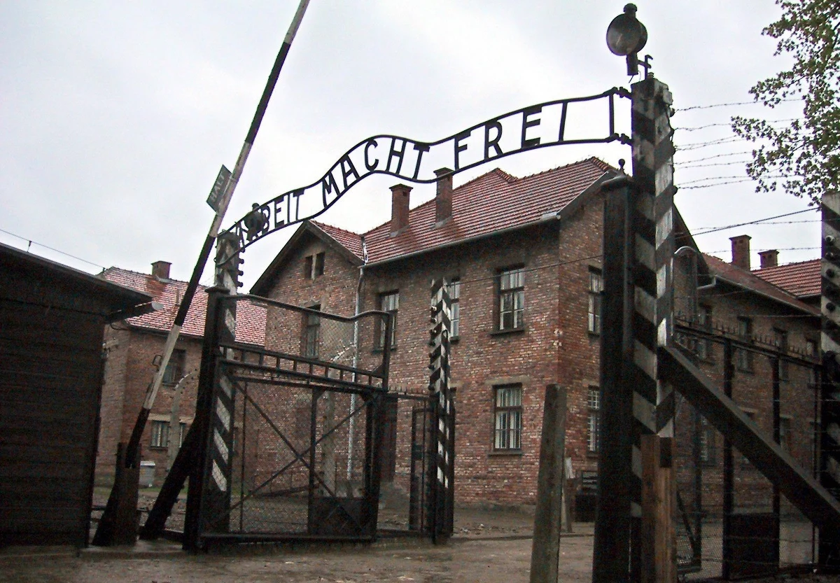 14 czerwca 1940 r. Niemcy deportowali z więzienia w Tarnowie 728 Polaków do KL Auschwitz. Stali się oni pierwszymi więźniami politycznymi w tym obozie. Ogółem trafiło tam ok. 150 tysięcy Polaków. 