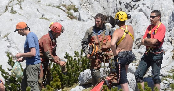 W okolicach Berchtesgaden w bawarskich Alpach rozpoczęła się ewakuacja ciężko rannego niemieckiego speleologa, uwięzionego od pięciu dni w jaskini na głębokości 1000 metrów. Skomplikowana akcja ratownicza może potrwać nawet tydzień.   