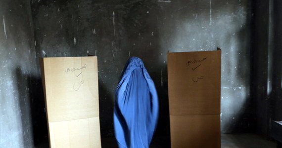 W Afganistanie trwa druga tura wyborów prezydenckich, w której rywalizują były szef MSZ Abdullah oraz były minister finansów Aszraf Ghani. Lokale wyborcze będą czynne do godziny 14.30 czasu polskiego