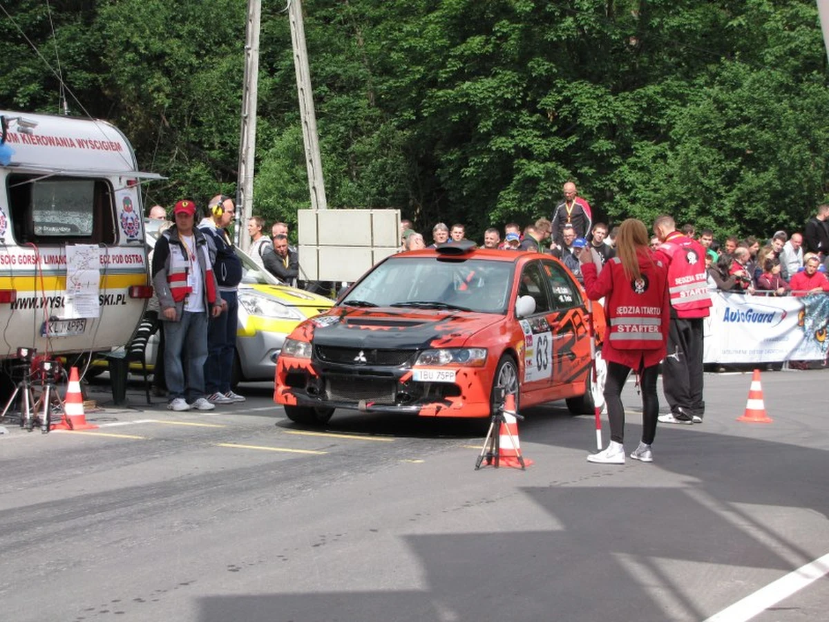 101 kierowców ściga się w wyścigu górskim w Limanowej. Zawodnicy z 6 krajów pokonują na czas wzniesienie w okolicy Przełęczy pod Ostrą. Na starcie pojawiły się auta z silnikami o mocy nawet 700 koni mechanicznych. 