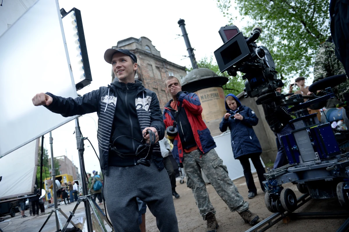 "Chcemy pokazać powstanie warszawskie światu" – deklaruje Jan Komasa, twórca filmu "Miasto44", który trafi do kin 19 września. Mówi, że jego dzieło „to opowieść podzielona na kilka rozdziałów i film drogi". "Każda scena w danym miejscu dzieje się praktycznie raz. Jak w "Thelmie i Louise", gdzie dziewczyny przenoszą się z miejsca na miejsce co scena" – tłumaczy. 