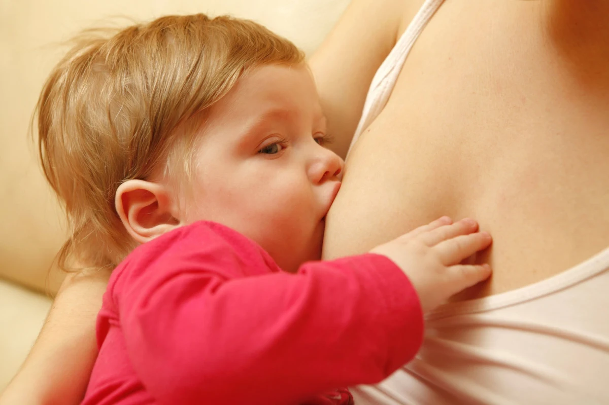 Karmienie piersią w miejscach publicznych to temat, który wciąż wywołuje skrajne emocje. Muszę się przyznać, że długo odkładałem decyzję o napisaniu tego tekstu. W końcu jednak zebrałem się na odwagę, by skreślić parę zdań. A ponieważ przynależę do męskiego gatunku, to już na początku proszę o wyrozumiałość, szczególnie wszystkie panie.