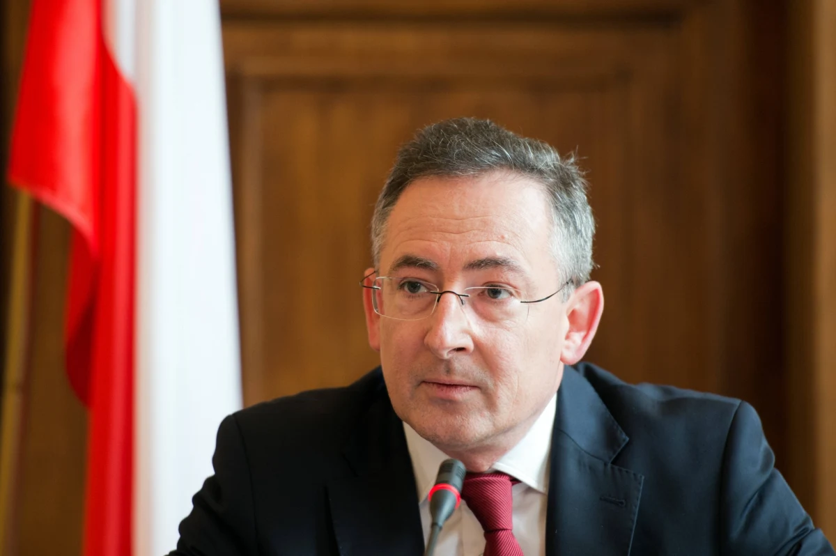 "Państwo polskie istnieje teoretycznie, praktycznie nie istnieje" - mówi minister spraw wewnętrznych Bartłomiej Sienkiewicz na nagraniu ze spotkania z Markiem Belką, do którego dotarł tygodnik "Wprost". Pismo opisuje też taśmy ze spotkania byłego ministra transportu Sławomira Nowaka z wiceszefem resortu finansów Andrzejem Parafianowiczem. 