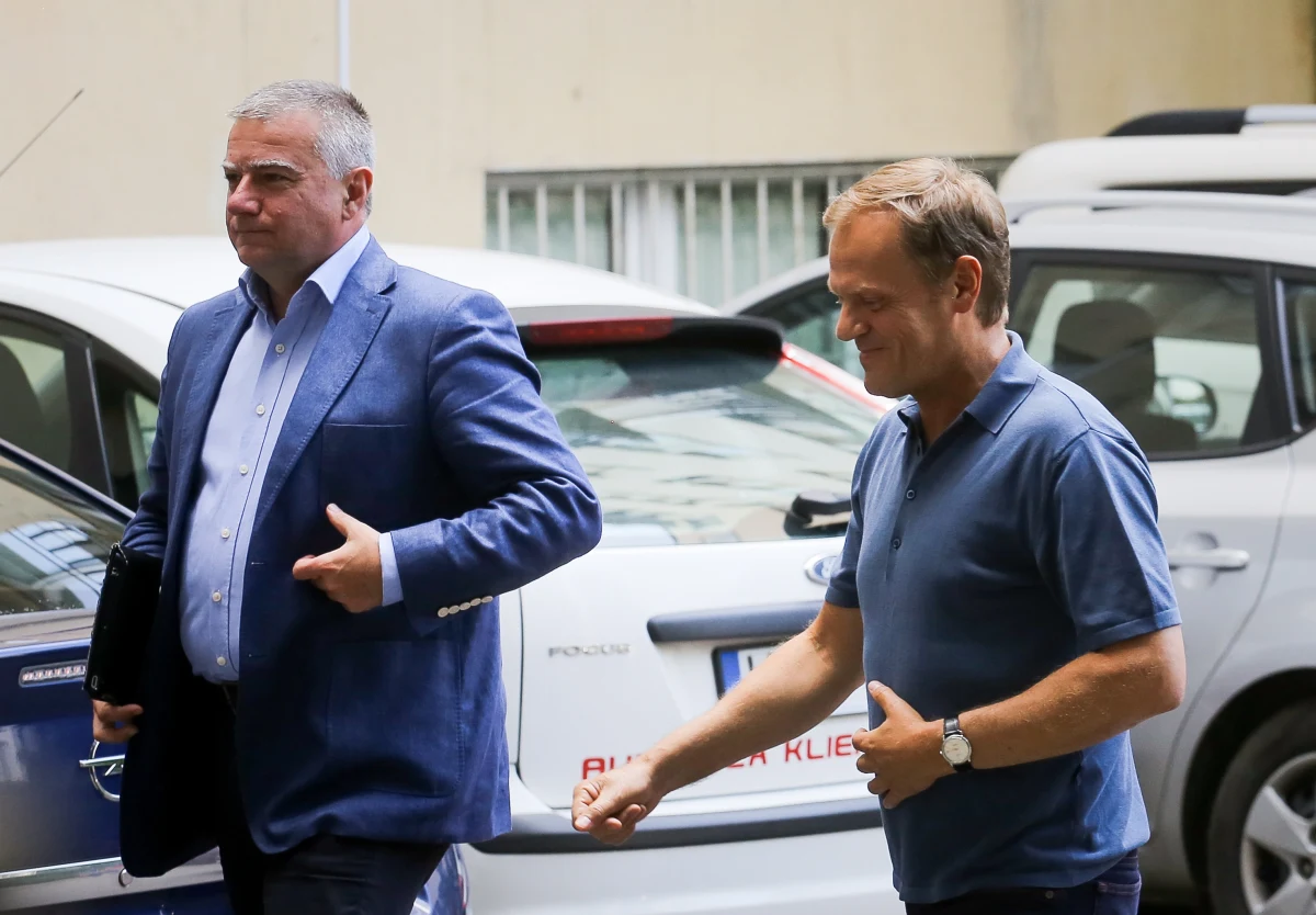 Premier Donald Tusk zapowiedział, że w poniedziałek o godz. 15 na konferencji prasowej odniesie się do informacji "Wprost", które napisało o kompromitujących nagraniach rozmów ministrów rządu m.in. z prezesem NBP Markiem Belką. "Przykra sprawa. Nie lekceważę jej" - napisał na Twitterze Tusk.