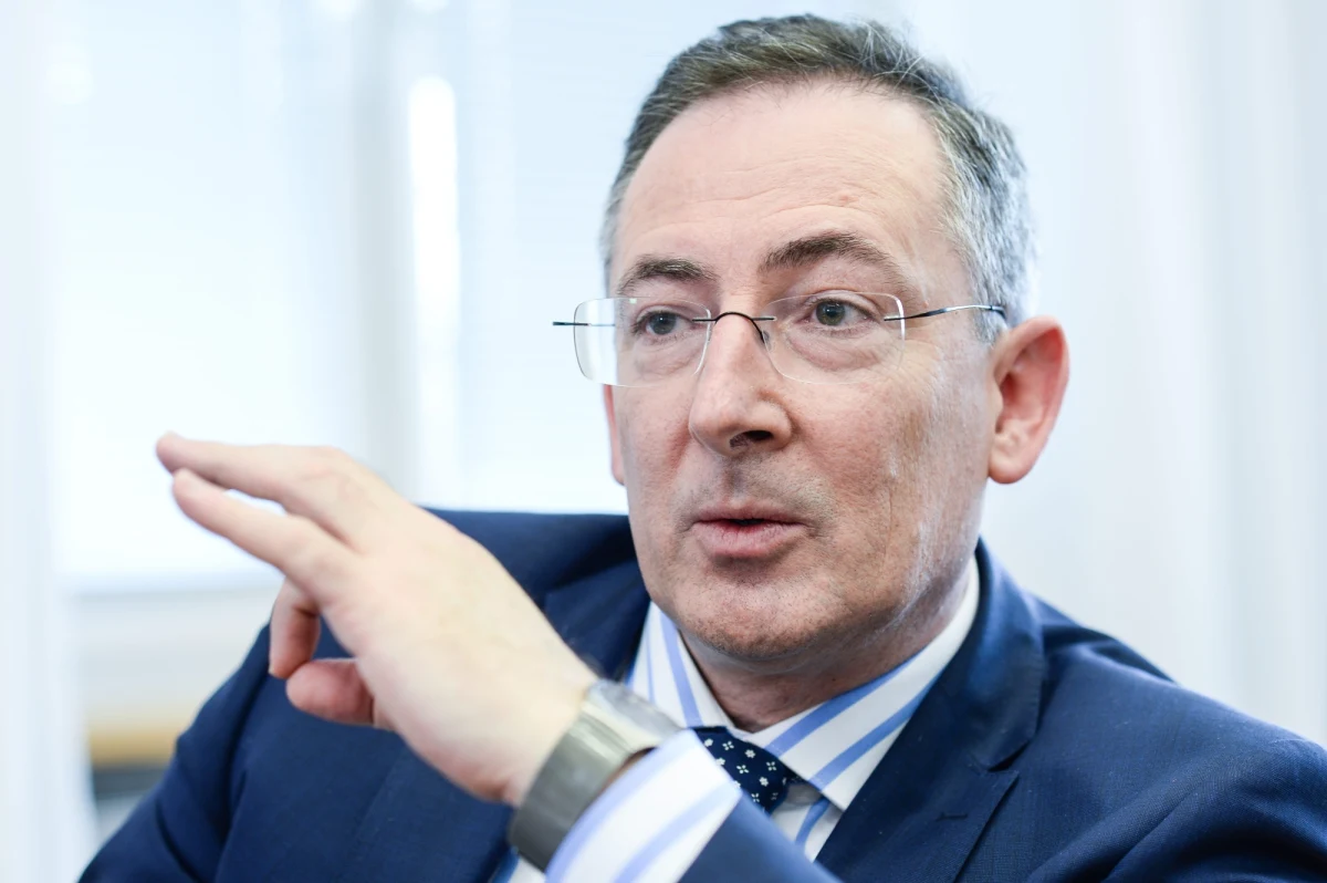 "Brakuje pieniędzy w budżecie (...). Mamy osiem miesięcy do wyborów i PiS ma 43 procent w sondażu" - tak według nagrania uzyskanego przez tygodnik "Wprost" minister spraw wewnętrznych Bartłomiej Sienkiewicz miał w zeszłym roku przekonywać szefa Narodowego Banku Polskiego do udzielenia wsparcia finansowego dla rządu Donalda Tuska. Na nagraniach słychać, jak prezes NBP zgadza się na to, ale w zamian żąda dymisji ówczesnego ministra finansów Jacka Rostowskiego. 