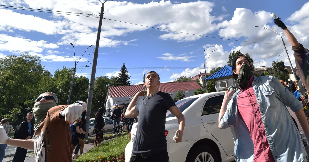 Demonstranci zablokowali wejścia do budynku oponami samochodowymi. Jeden z protestujących zerwał z masztu flagę Rosji