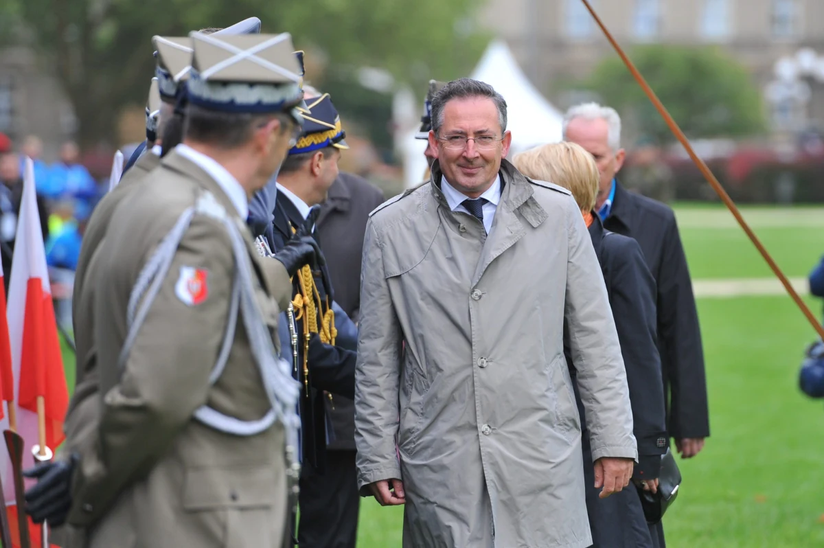 "Państwo polskie istnieje teoretycznie, praktycznie nie istnieje" - stwierdza wedle nagrania z podsłuchu - jeden z ministrów. Być może żuje przy tym w restauracji mistrza Sowy kęs gotowanej ośmiornicy z przegrzebkiem podanej z oliwą extra virgin, czosnkiem, wędzoną czerwoną papryką, szafranem i świeżo siekaną kolendrą. "Ch.., d... i kamieni kupa" - dodaje i - jak sobie wyobrażam - smakuje niespiesznie przednie chianti w cenie 160 za butelkę.