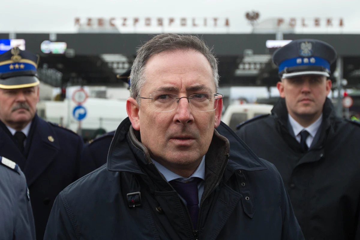 "Uważam za rzecz skandaliczną, że tego typu prywatne rozmowy są w jakiś sposób rejestrowane. Jeśli rejestruje to ktoś na użytek mediów czy użytek jakichś rozgrywek wewnętrznych, to równie dobrze może być to robione na użytek obcych służb" – mówi o taśmach ujawnionych przez „Wprost”  były szef Wojskowych Służb Informacyjnych generał Marek Dukaczewski. "Zakładając, że były to podsłuchy, to taka sytuacja jest skandaliczna" – podkreśla były szef Agencji Wywiadu Zbigniew Siemiątkowski. "Minister spraw wewnętrznych i szef Narodowego Banku Polskiego, którzy są pod ochroną kontrwywiadowczą - zostają bezkarnie wystawieni na niebezpieczeństwo" - dodaje.