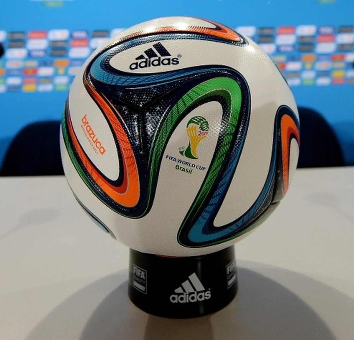 Brazuca – piłka używana podczas mistrzostw świata w Brazylii wypadła w testach NASA lepiej niż jej poprzedniczka z turnieju w RPA – Jabulani.  Powinna bardziej odpowiadać uczestnikom brazylijskiego mundialu, ponieważ jej parametry lotu nie ulegają już takim wahaniom. 