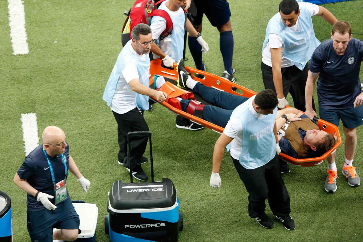 Angielski fizjoterapeuta Gary Lewin tak bardzo cieszył się po golu w meczu z Włochami (1:2) w piłkarskich mistrzostwach świata, że doznał... kontuzji. Boisko opuścił na noszach. Ze szpitala uda się w drogę powrotną do domu. 