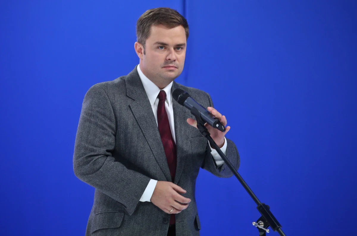 "Premier nie jest w stanie uciec od tej sprawy. To grupa rządowa z nim na czele wysłała Sienkiewicza do szefa Narodowego Banku Polskiego, żeby załatwiał deale, które miały pomóc wygrać wybory. Nikt chyba nie uwierzy, że Sienkiewicz miał moc zdymisjonować Rostowskiego, napisać ustawę. To wszystko musiał robić Donald Tusk" - mówi o taśmach ujawnionych przez "Wprost" rzecznik PiS Adam Hofman. "System Tuska musi się skończyć" - podkreśla. 