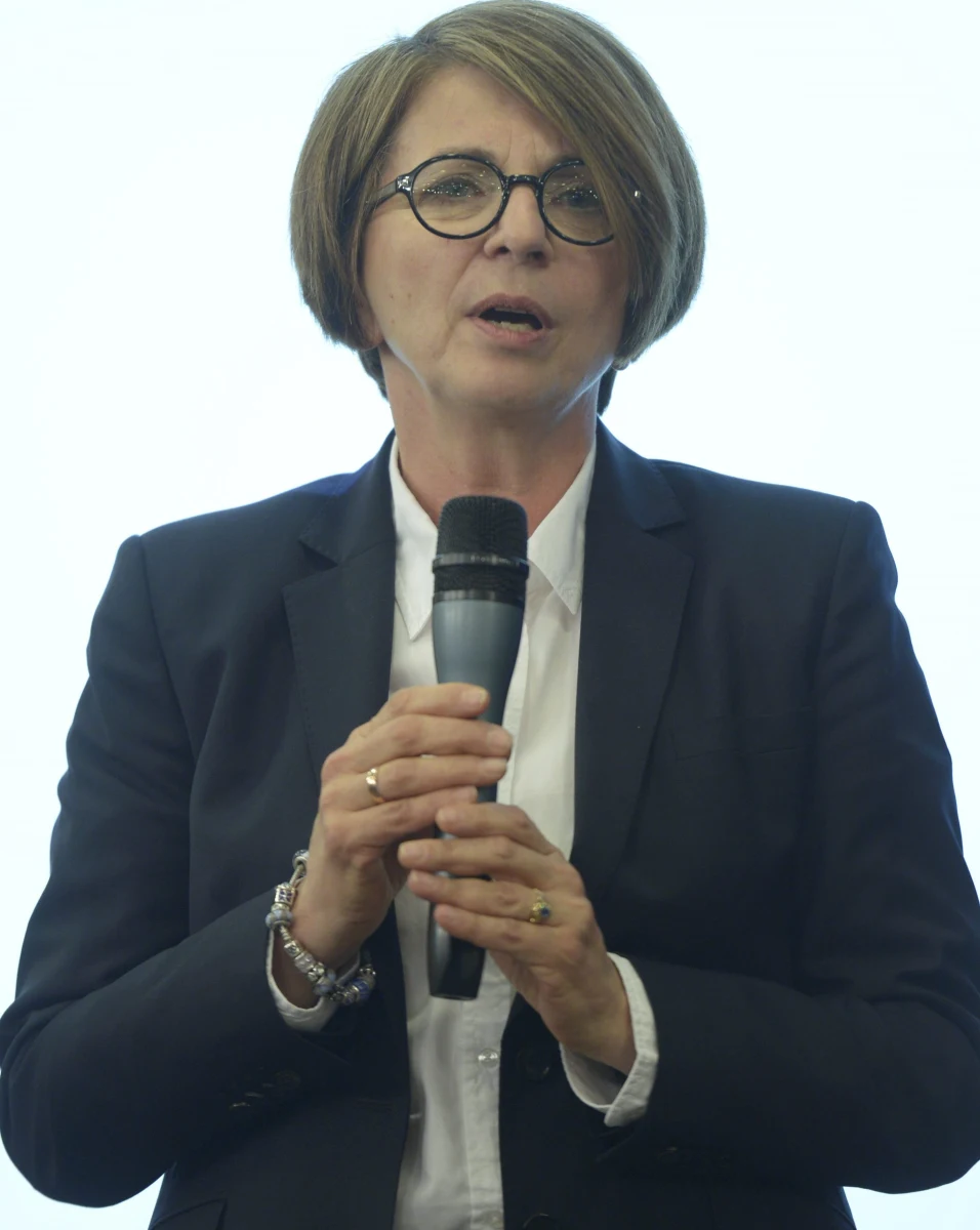 "Jeżeli ktoś nagrywa rozmowy polityków to z całą pewnością nie nagrywa wyłącznie koalicji rządzącej. Na miejscu opozycji byłabym ostrożna. Nie wiem, co się dzieje w tej taśmotece. Może ktoś z opozycji też jest nagrany" - mówi - pytana o taśmy ujawnione przez "Wprost" Julia Pitera z Platformy Obywatelskiej. "Nie twierdzę, że nic się nie dzieję. Oczekuje, że pan premier złoży nam stosowne wyjaśnienia" - zastrzega Marek Sawicki z koalicyjnego PSL-u.