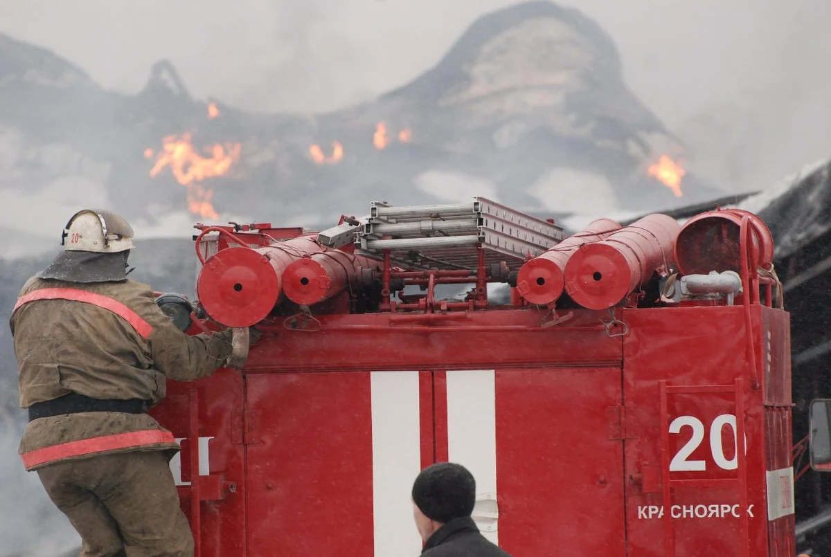 Pożar wybuchł w rafinerii ropy naftowej na rosyjskiej zachodniej Syberii. "Żywioł spowodował ofiary w ludziach" - poinformował koncern Rosnieft będący właścicielem rafinerii. 