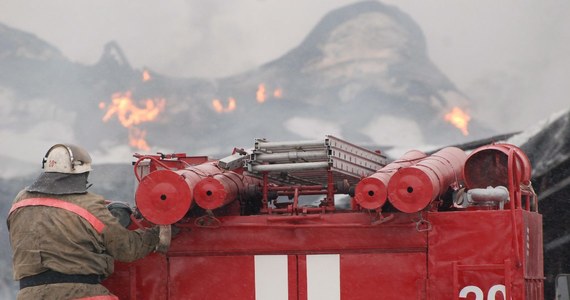 Pożar wybuchł w rafinerii ropy naftowej na rosyjskiej zachodniej Syberii. "Żywioł spowodował ofiary w ludziach" - poinformował koncern Rosnieft będący właścicielem rafinerii. 