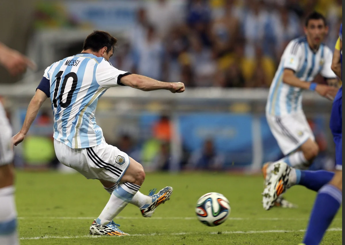 Piłkarze Argentyny pokonali debiutującą w gronie najlepszych drużyn świata reprezentację Bośni i Hercegowiny 2:1. Mecz nie był porywającym widowiskiem. Oprócz wspaniałej akcji Lionela Messiego w drugiej połowie, wrażenie zrobiła tylko zmodernizowana Maracana w Rio de Janeiro, na trybunach której zasiadło najwięcej jak dotychczas kibiców w turnieju - ponad 74 tys.
