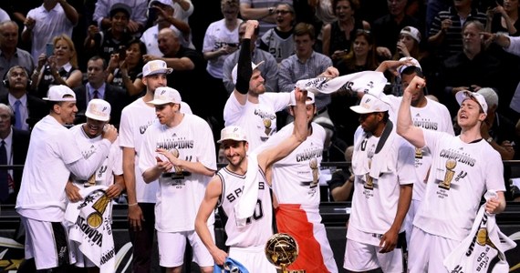 Koszykarze San Antonio Spurs piąty raz w swoim szóstym występie w finale sięgnęli po mistrzostwo ligi NBA. W piątym spotkaniu pokonali we własnej hali broniących tytułu Miami Heat 104:87 i wygrali rywalizację do czterech zwycięstw 4-1. 