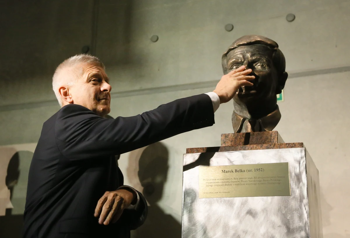 Polski złoty o godz. 10 traci do głównych walut 4 grosze, a na giełdzie indeks WIG30 jest na prawie 1,5-procentowym minusie. Inwestorzy spekulują, czy Marek Belka poda się do dymisji po ujawnieniu przez "Wprost" nagrania jego rozmowy z ministrem spraw wewnętrznych Bartłomiejem Sienkiewiczem.