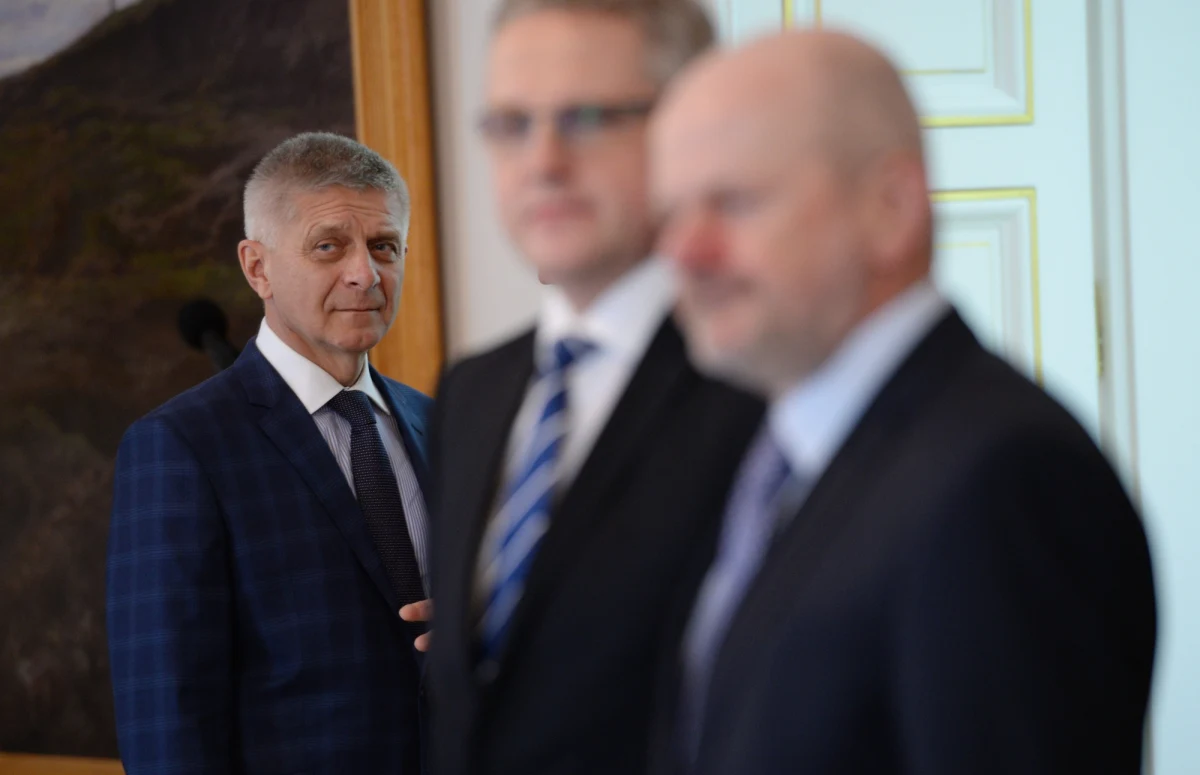 Szef Narodowego Banku Polskiego Marek Belka wrócił już do kraju - poinformował rzecznik prasowy NBP Przemysław Kuk. Jutro odbędzie się zaplanowane posiedzenie Rady Polityki Pieniężnej, której przewodniczącym jest prezes NBP. Belka ma się tłumaczyć przed Radą z rozmowy z ministrem Bartłomiejem Sienkiewiczem, której nagranie ujawnił tygodnik "Wprost". 
