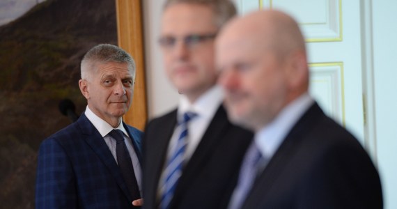 Szef Narodowego Banku Polskiego Marek Belka wrócił już do kraju - poinformował rzecznik prasowy NBP Przemysław Kuk. Jutro odbędzie się zaplanowane posiedzenie Rady Polityki Pieniężnej, której przewodniczącym jest prezes NBP. Belka ma się tłumaczyć przed Radą z rozmowy z ministrem Bartłomiejem Sienkiewiczem, której nagranie ujawnił tygodnik "Wprost". 