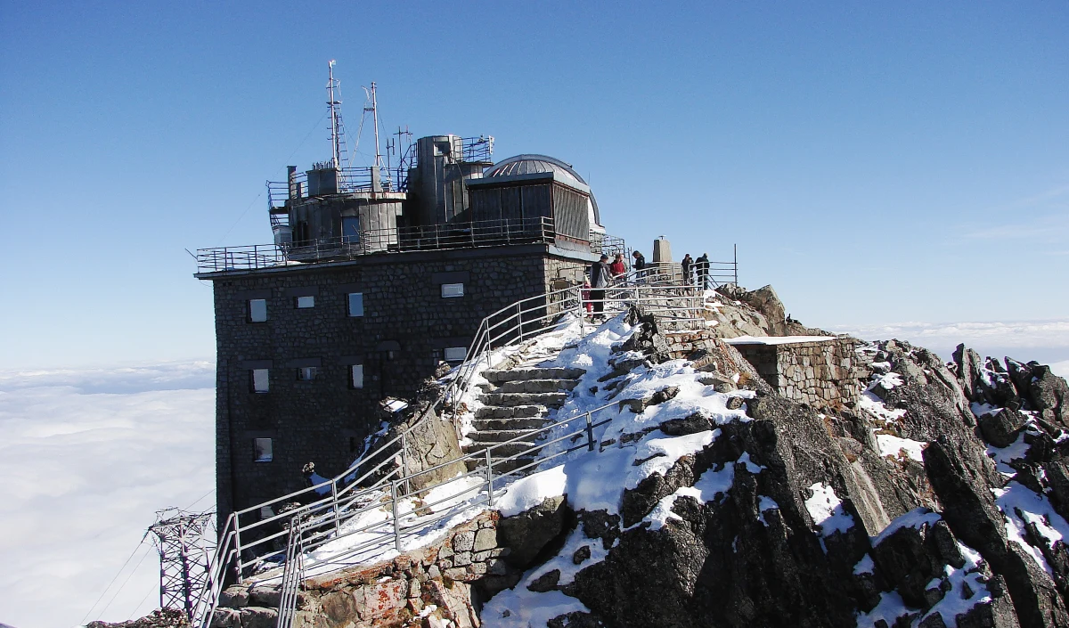 Po ponad siedmiu miesiącach w słowackich Tatrach znów dostępne są wszystkie szlaki turystyczne. Wczoraj oficjalnie zakończył się sezon zimowy u naszych sąsiadów i od dzisiaj znów można wędrować trasami powyżej schronisk. 