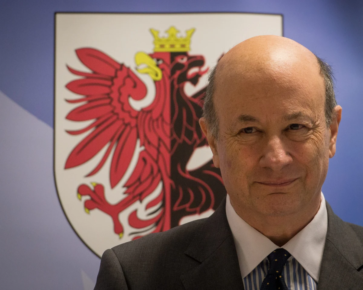 "Afera podsłuchowa, jakiej w Polsce nie było. Ktoś nielegalnie nagrał spotkania szefa MSW, prezesa Banku Centralnego, byłego ministra transportu. Taśmy są kompromitujące" - napisał "Wprost" i opublikował ich zapis. Zamieszczamy go poniżej!