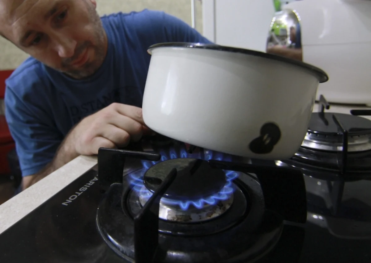 Ukraina bez dostaw gazu. Rosyjski Gazprom wstrzymał przesył błękitnego paliwa na Ukrainę. Dziś rano minął ostateczny, wyznaczony przez Moskwę termin spłaty części zadłużenia - dwóch miliardów dolarów. Rosjanie ogłosili, że Ukraińcy muszą od teraz płacić za gaz z góry. Polskie Górnictwo Naftowe i Gazownictwo twierdzi, że mimo decyzji o zakręceniu kurka z rosyjskim gazem, Polska jest bezpieczna. 