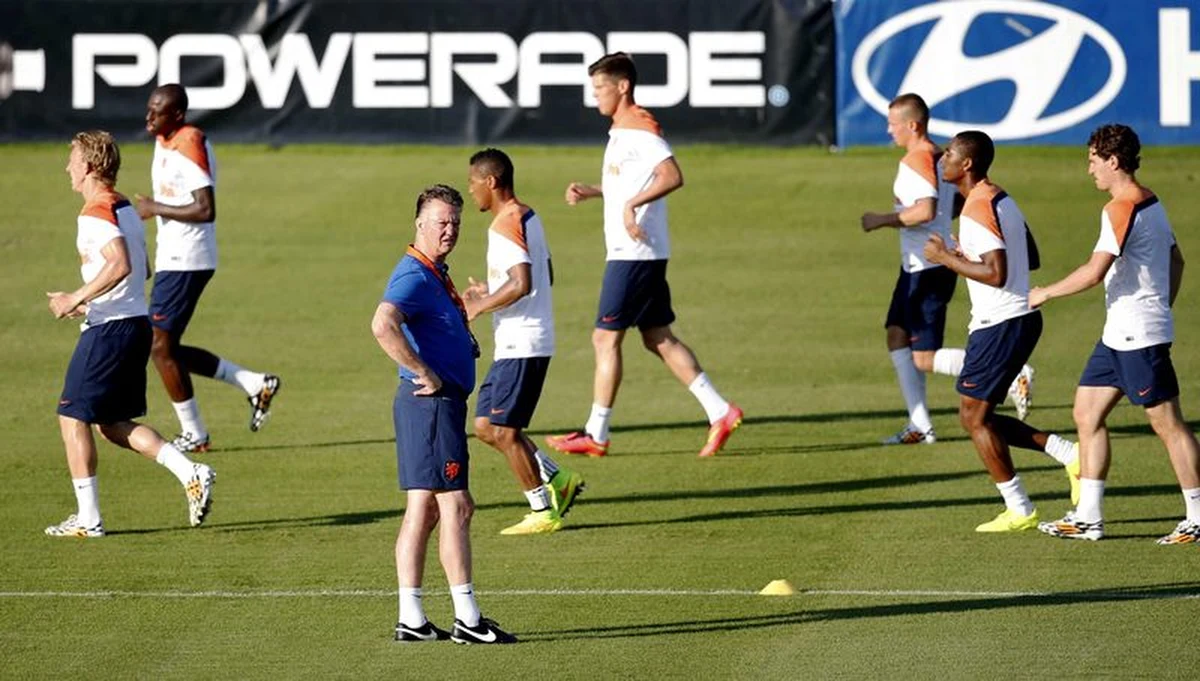 Selekcjoner holenderskiej kadry Louis Van Gaal jest bardzo wyrozumiały, jeśli chodzi o obecność żon i partnerek piłkarzy podczas mistrzostw świata. Nie miał nic przeciwko spotkaniom par przed meczem z broniącą tytułu Hiszpanią (5:1).