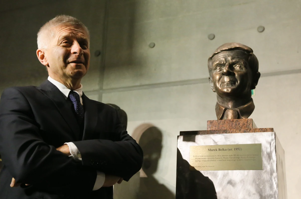 „Marek Belka powinien natychmiast podać się do dymisji, a polski rząd powinien wyciągnąć ze sprawy poważne wnioski” – tak uważa Karel Lannoo, szef brukselskiego Centrum Studiów nad Polityką Europejską. Jego zdaniem, ujawniona przez tygodnik „Wprost” rozmowa szefa Narodowego Banku Polskiego z wiceszefem MSW Bartłomiejem Sienkiewiczem stawia pod znakiem zapytania niezależność polskiego banku centralnego.