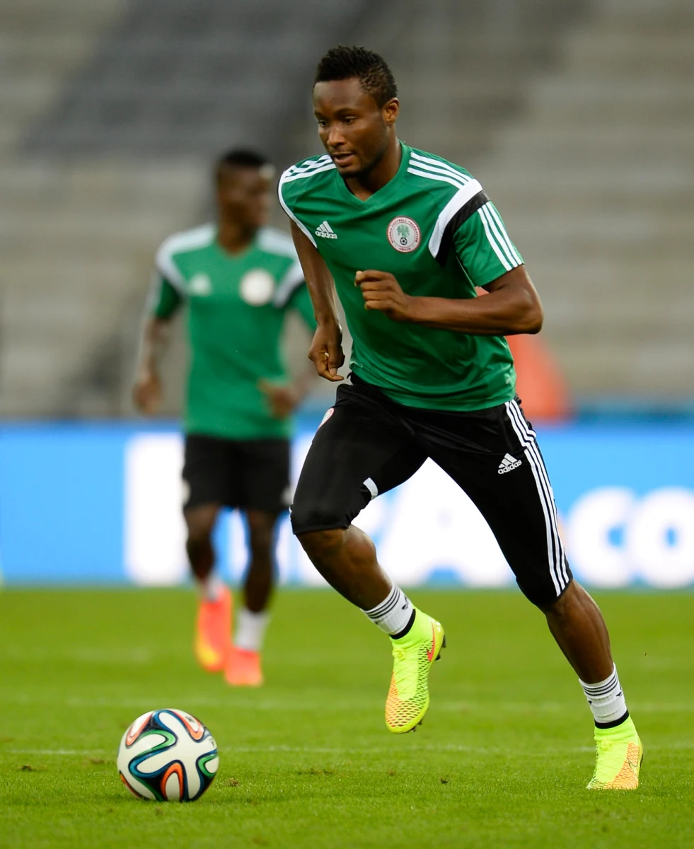 Od 16 lat piłkarze Nigerii i Iranu nie wygrali meczu na mistrzostwach świata. Dzisiaj jeden z tych zespołów będzie miał szansę na przerwanie złej serii w bezpośrednim spotkaniu. Drużyny z Bliskiego Wschodu i Afryki zagrają w Kurytybie o godz. 21 czasu polskiego.