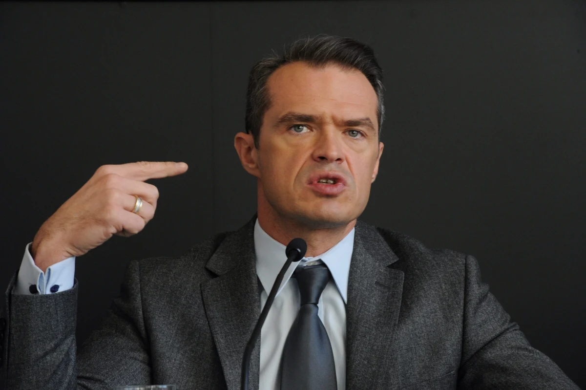 Tygodnik „Wprost” opublikował 25-minutowy fragment nagrania rozmowy Sławomira Nowaka z Andrzejem Parafianowiczem, byłym wiceministrem finansów i byłym szefem Głównego Inspektoratu Informacji Finansowej. Były minister transportu mówi na nim m.in. o swoich obawach związanych z kontrolą skarbową u jego żony. "Najgorszy scenariusz dla mnie jest taki, k..., że w całym tym moim bałaganie jeszcze zaczną z nas robić, k..., nie wiem, oszustów" - mówi wzburzony.