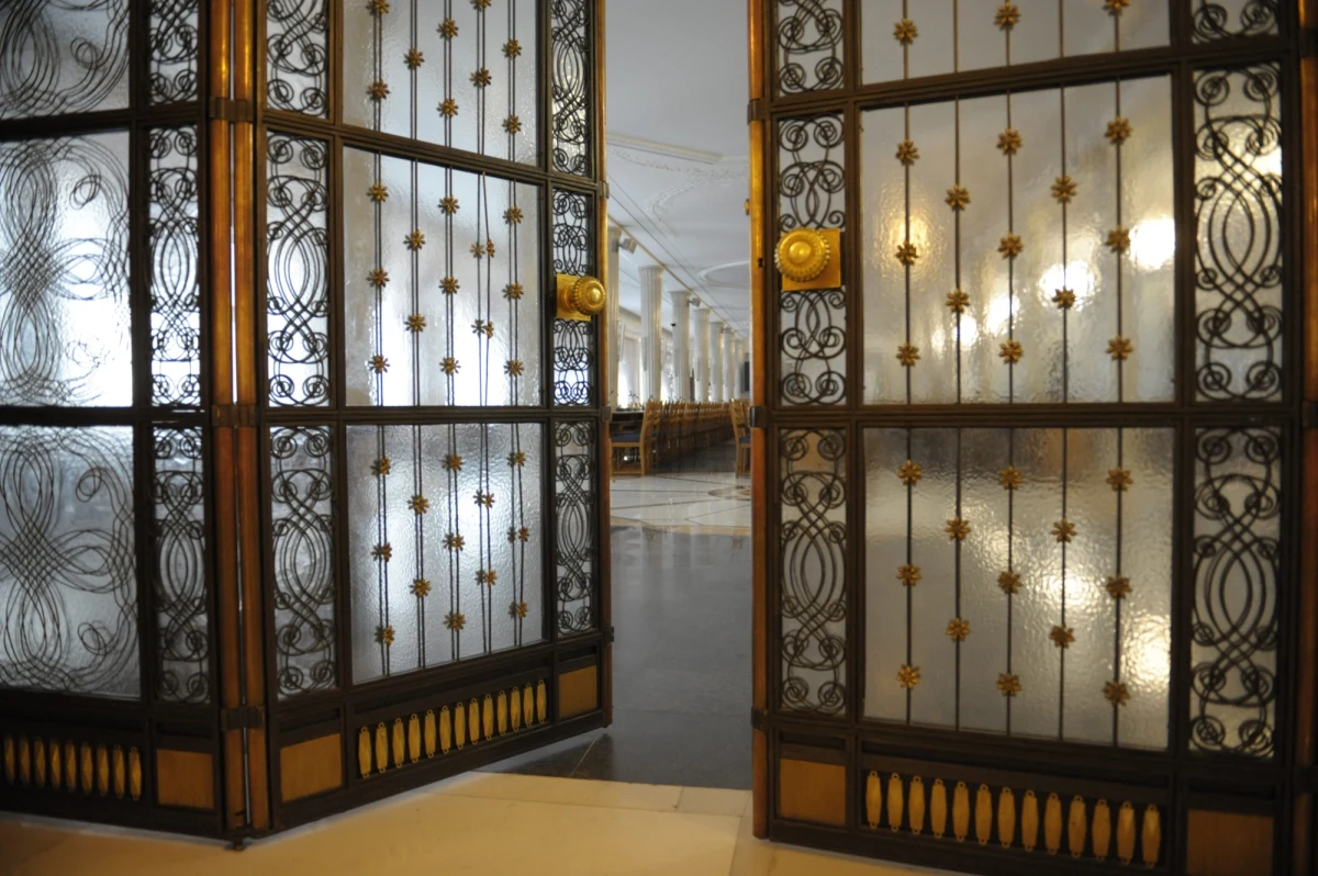 "Afera taśmowa i sprawa majątku Aleksandra i Jolanty Kwaśniewskich mogą stać się przedmiotem badań jednej sejmowej komisji śledczej" - donosi "Fakt". "Wielu polityków jest przekonanych, że te afery mogą się wiązać" - podkreśla. 