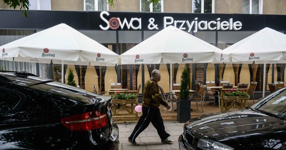 Agencja Bezpieczeństwa Wewnętrznego zatrzymała menedżera VIP roomu restauracji Sowa & Przyjaciele, gdzie spotykali się politycy nagrani na taśmach ujawnionych przez "Wprost" - donosi "Gazeta Wyborcza". Oprócz niego, wśród osób podejrzewanych o założenie podsłuchu jest też Dariusz P., major Biura Ochrony Rządu. 